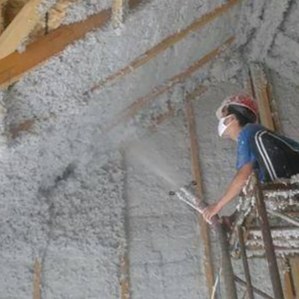 Profissionais a instalar isolamento com fibras de celulose nas paredes