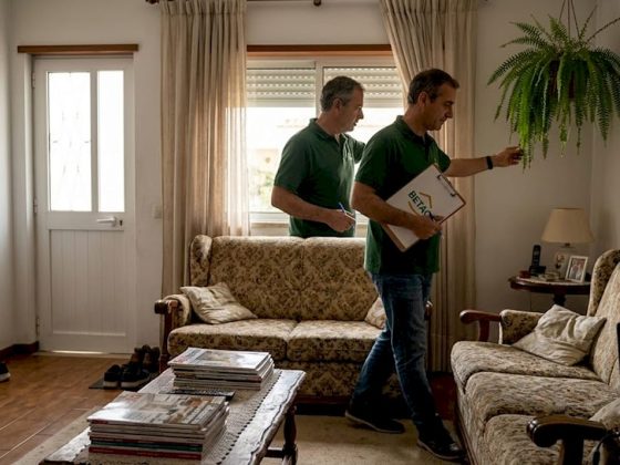 Especialista em energia a avaliar o desempenho térmico de uma habitação