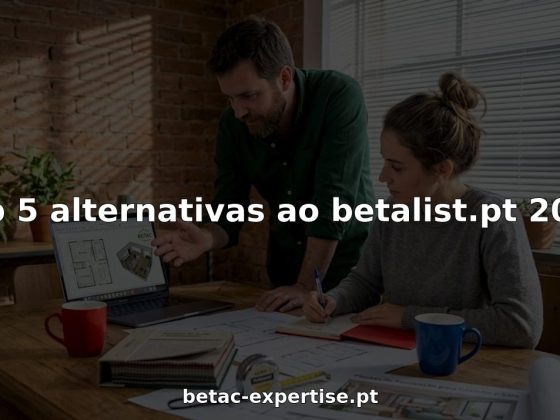 Casal a analisar em conjunto os planos para a remodelação da casa