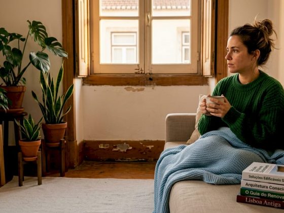 Mulher desfruta de um momento de relaxamento numa sala confortável, graças ao isolamento térmico.