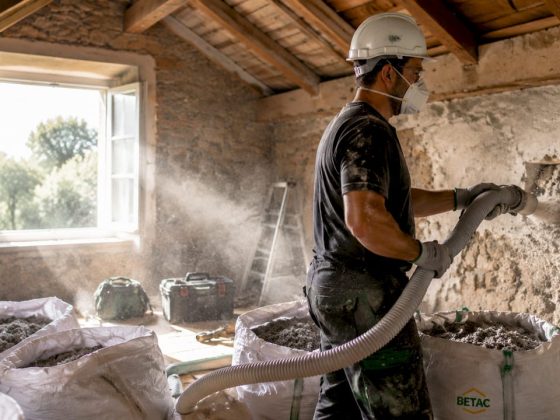 Profissional a aplicar isolamento de celulose no sótão