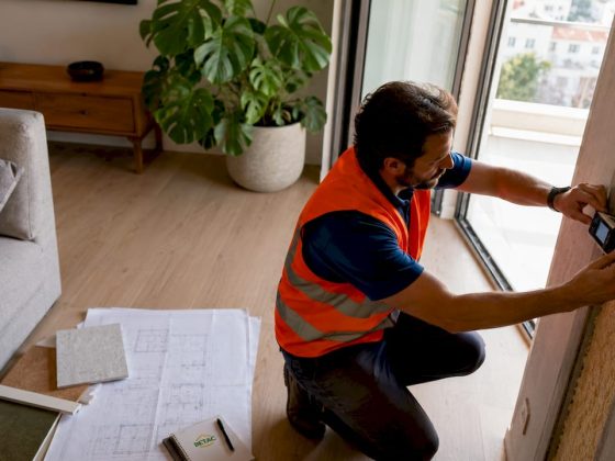 Engenheiro a avaliar o isolamento térmico de uma parede