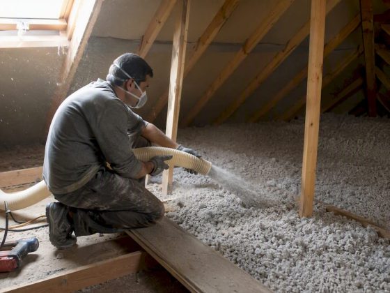 Colocação de isolamento de celulose no sótão