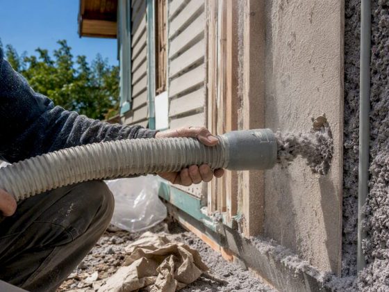 Técnico a aplicar isolamento de celulose insuflada numa parede interior