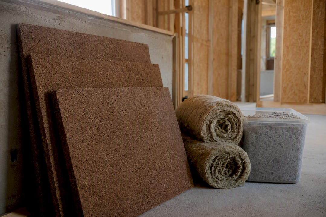 Diferentes materiais isolantes ecológicos num estaleiro de construção