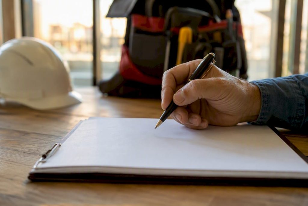 Plano aproximado de uma mão pronta para assinar um contrato