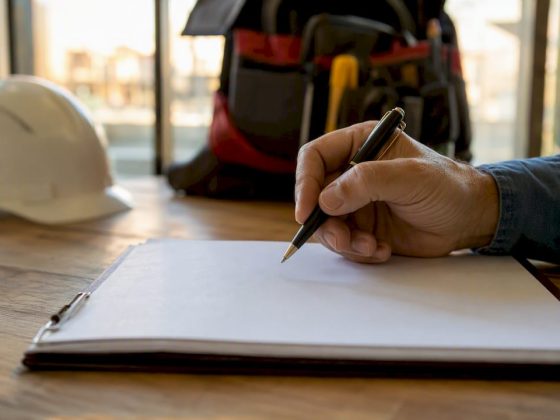 Plano aproximado de uma mão pronta para assinar um contrato
