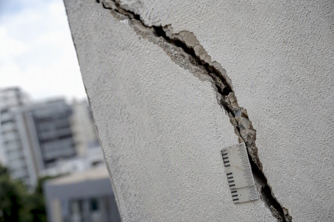Grande fissura estrutural diagonal numa parede exterior