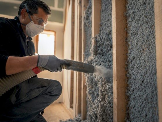 Técnico a aplicar celulose numa parede