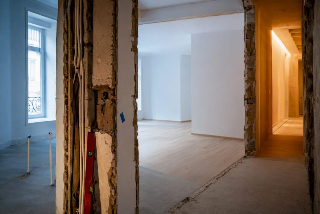 Apartamento em obras com as infraestruturas à mostra