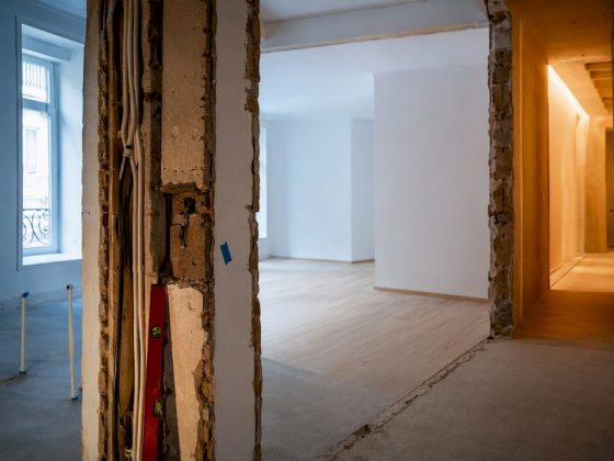 Apartamento em obras com as infraestruturas à mostra