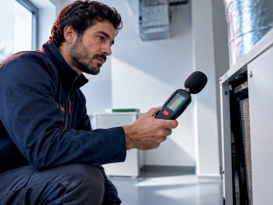 Técnico a medir o ruído de equipamento HVAC