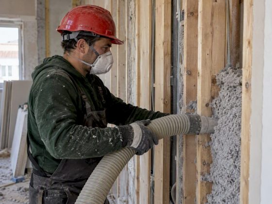Técnico a aplicar fibra de celulose numa parede